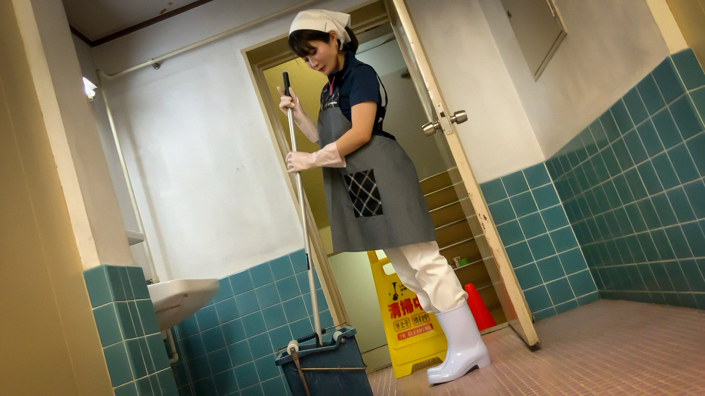 SNSでバズッた美しすぎるトイレ清掃員を探し出し誰も来ない駅地下のトイレで強姦