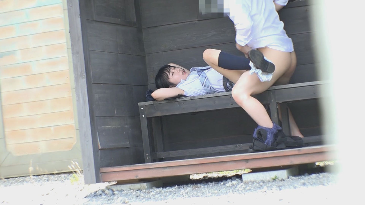 実録!公園内はラブホテル!?学生カップルたちの野外セックス盗撮