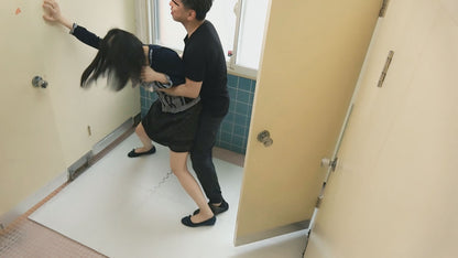 潜伏女子トイレ待ち伏せ中出しSEX