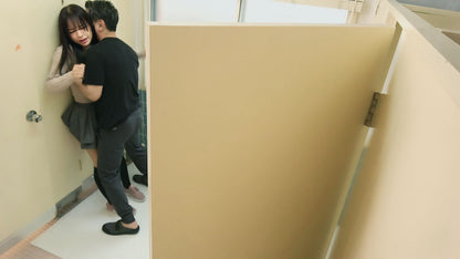 潜伏女子トイレ待ち伏せ中出しSEX